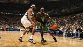 爱游戏-杜兰特攻防一体锁死老鹰核心，太阳夺冠引热议